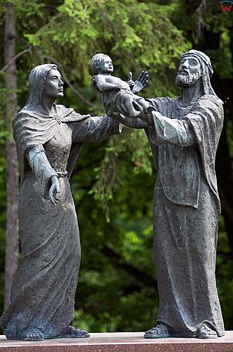 Figury świętych na stacjach przed Klasztorem Jasnogórskim